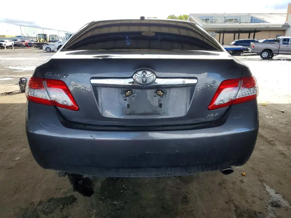 2011 TOYOTA CAMRY XLE  