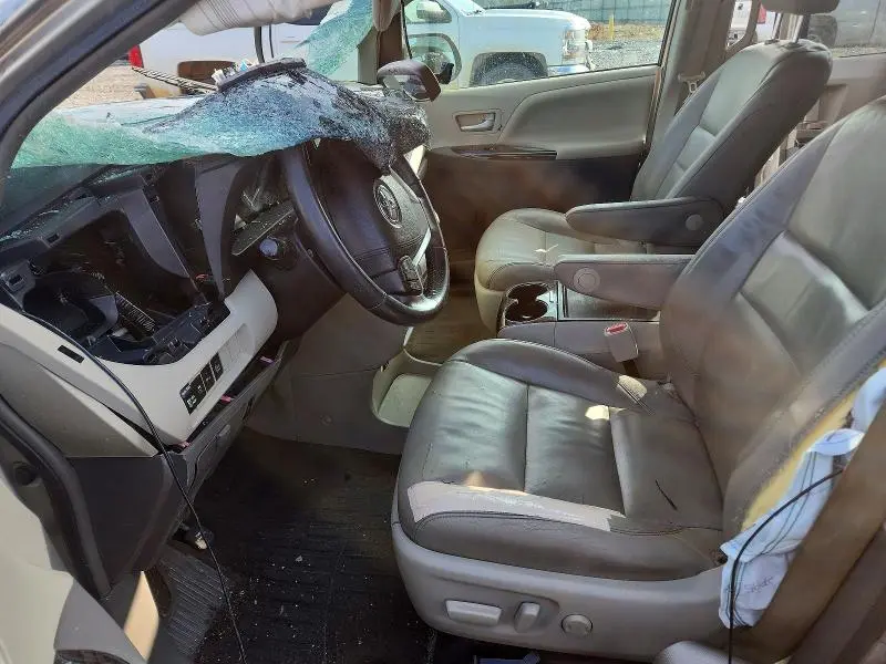 2016 TOYOTA SIENNA XLE  