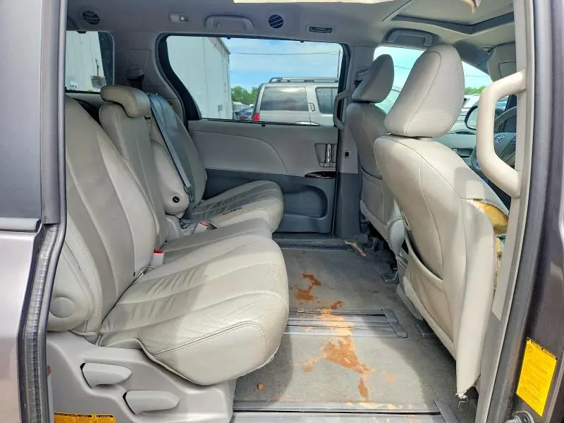 2014 TOYOTA SIENNA XLE 8-PASSENGER  