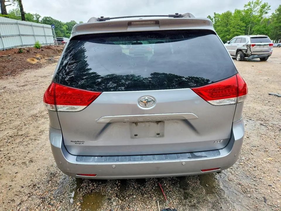 2013 TOYOTA SIENNA XLE 8-PASSENGER  