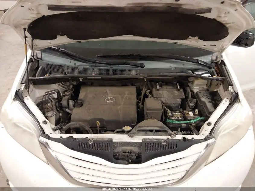 2015 TOYOTA SIENNA LE 8 PASSENGER