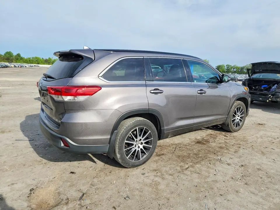 2017 TOYOTA HIGHLANDER SE  