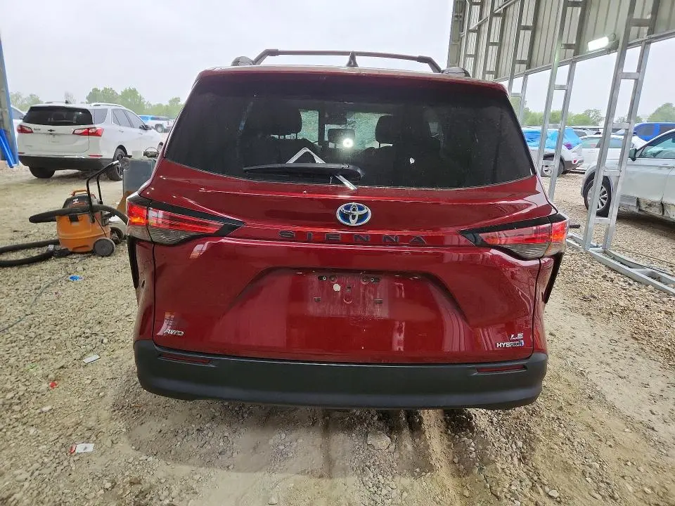 2021 TOYOTA SIENNA LE  