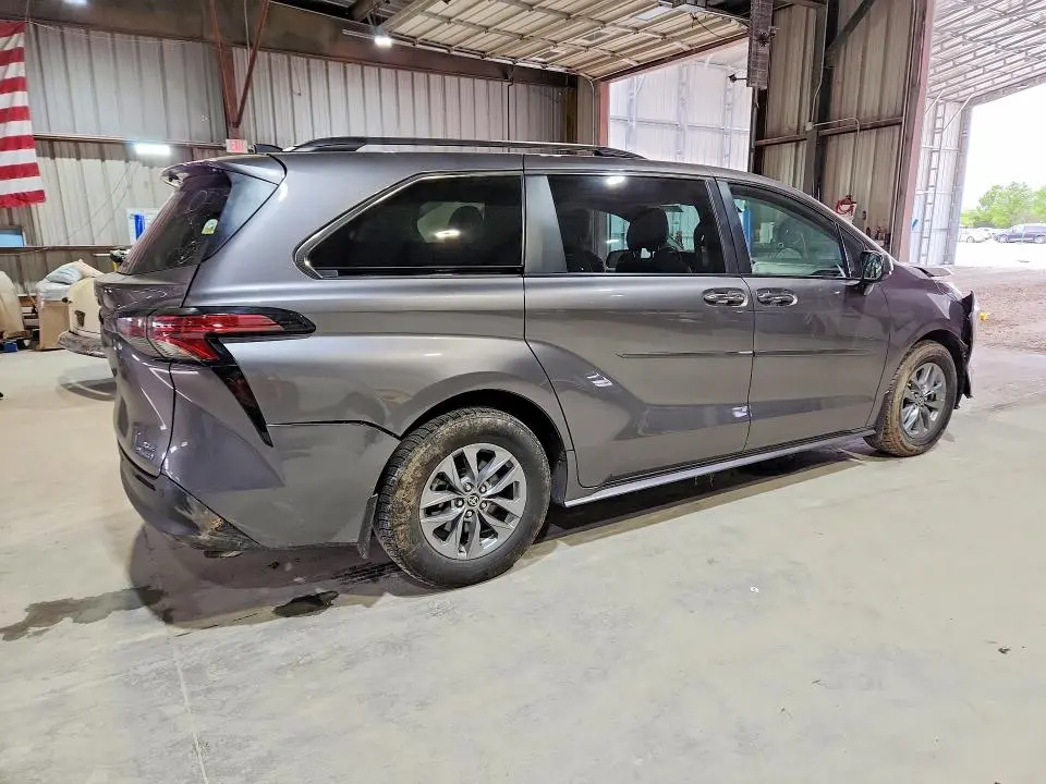 2022 TOYOTA SIENNA XLE  