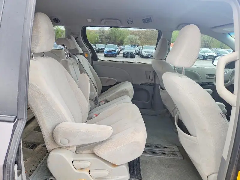 2013 TOYOTA SIENNA LE  