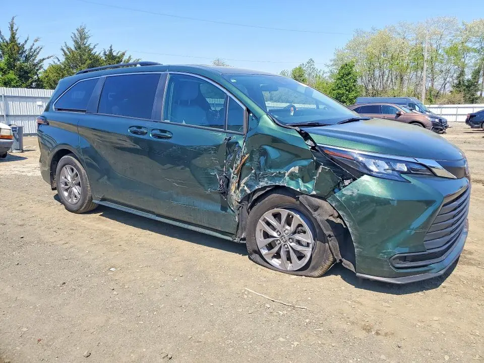 2025 TOYOTA SIENNA LE  