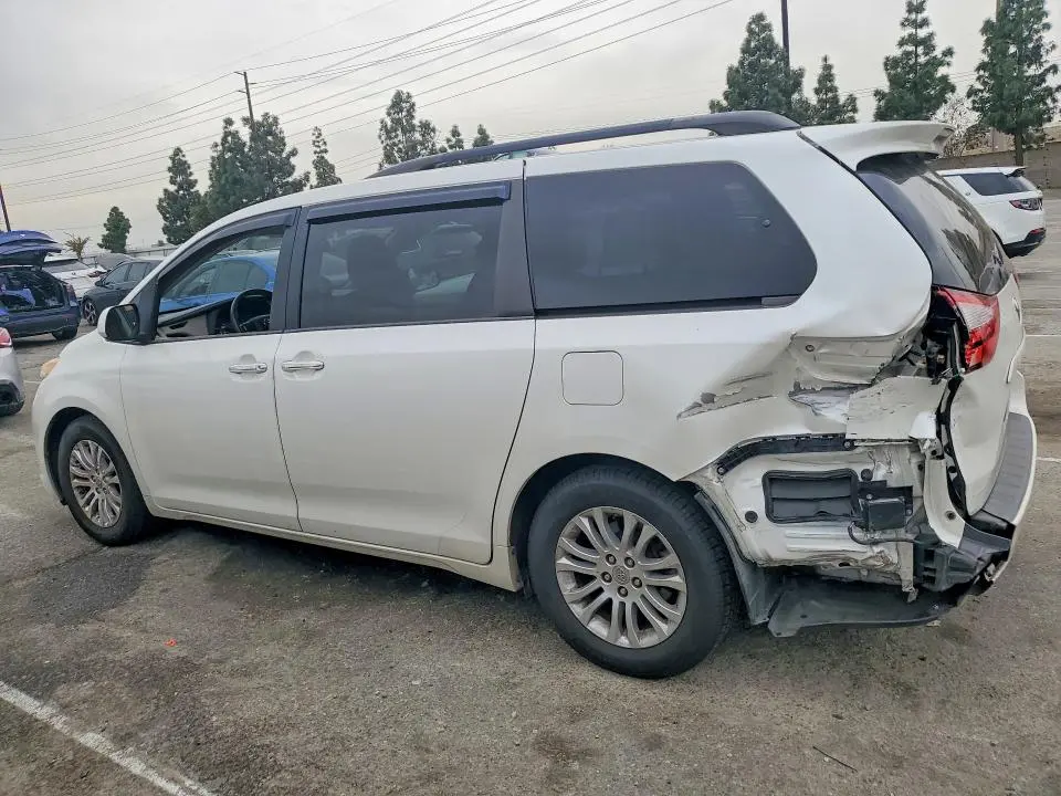 2016 TOYOTA SIENNA XLE  