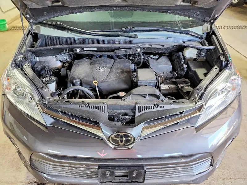 2018 TOYOTA SIENNA XLE 8-PASSENGER  