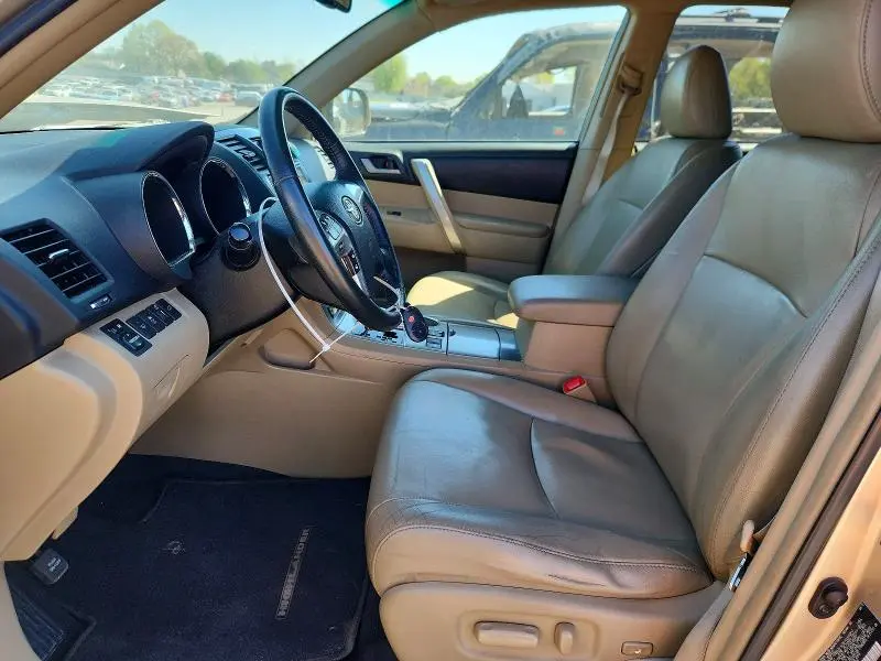 2012 TOYOTA HIGHLANDER SE  