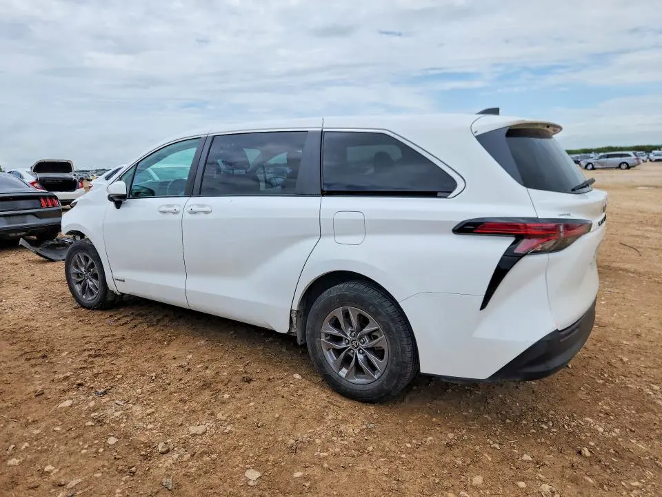 2021 TOYOTA SIENNA LE  