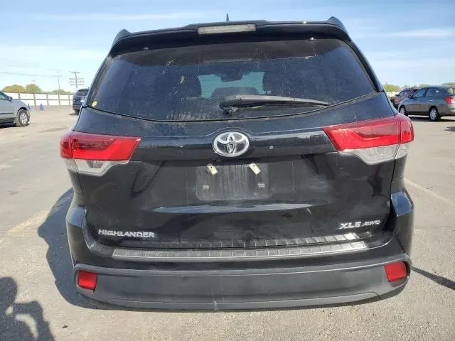 2019 TOYOTA HIGHLANDER SE  