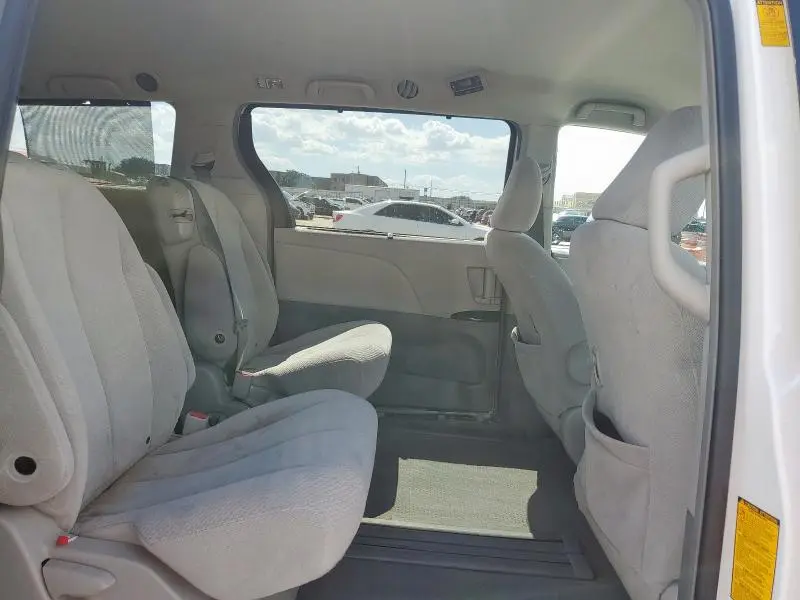 2014 TOYOTA SIENNA LE 8-PASSENGER  