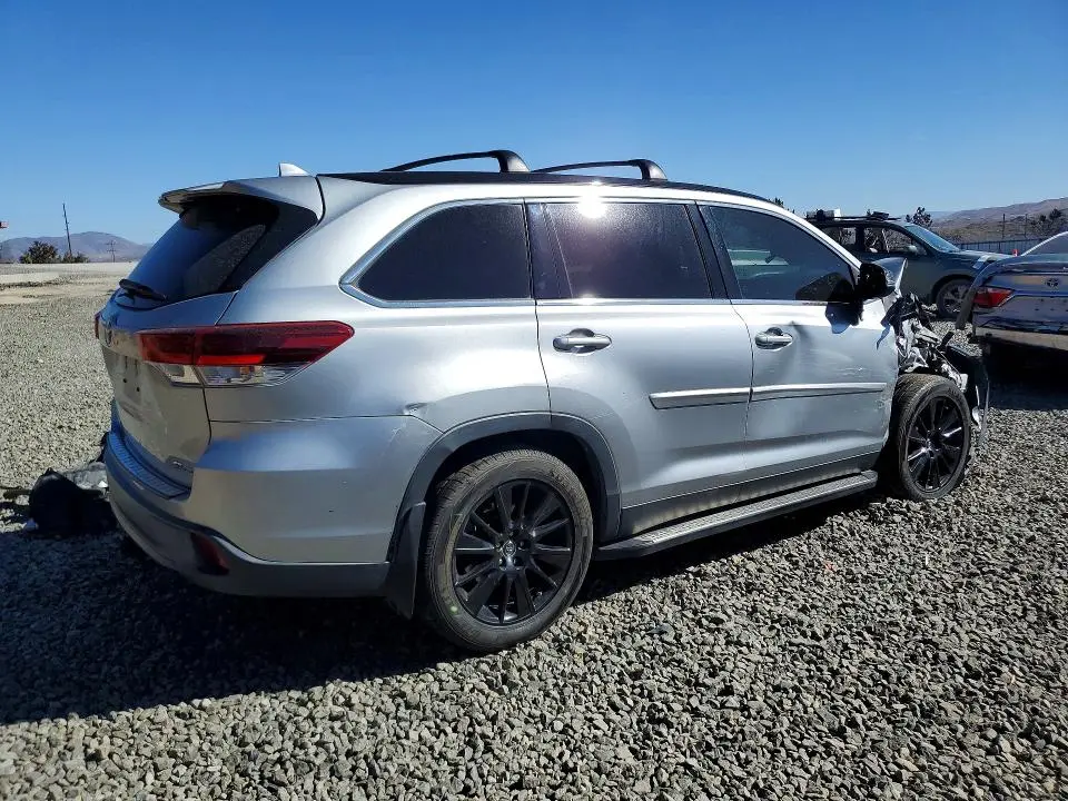 2019 TOYOTA HIGHLANDER SE  