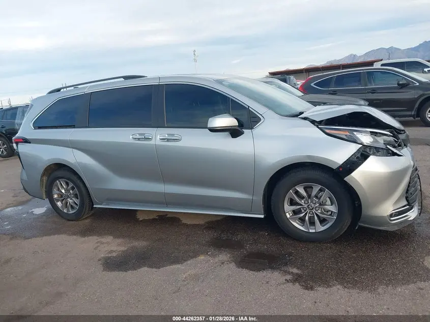 2024 TOYOTA SIENNA XLE