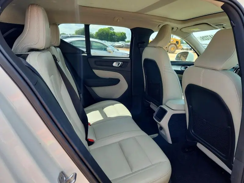 2020 VOLVO XC40 T4 MOMENTUM  