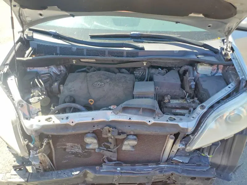 2017 TOYOTA SIENNA LE  