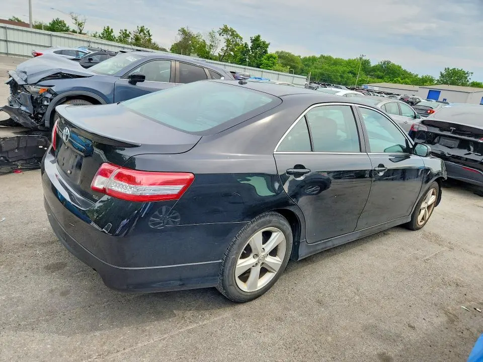 2011 TOYOTA CAMRY SE  