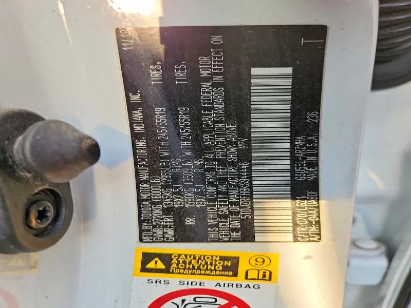 2019 TOYOTA HIGHLANDER SE  