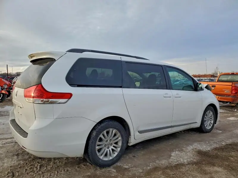 2013 TOYOTA SIENNA XLE  
