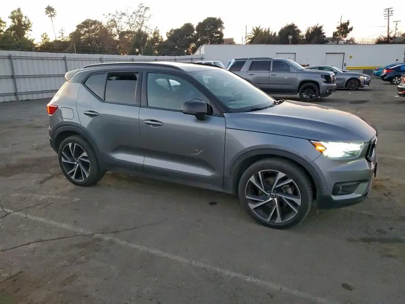 2019 VOLVO XC40 T5 MOMENTUM  