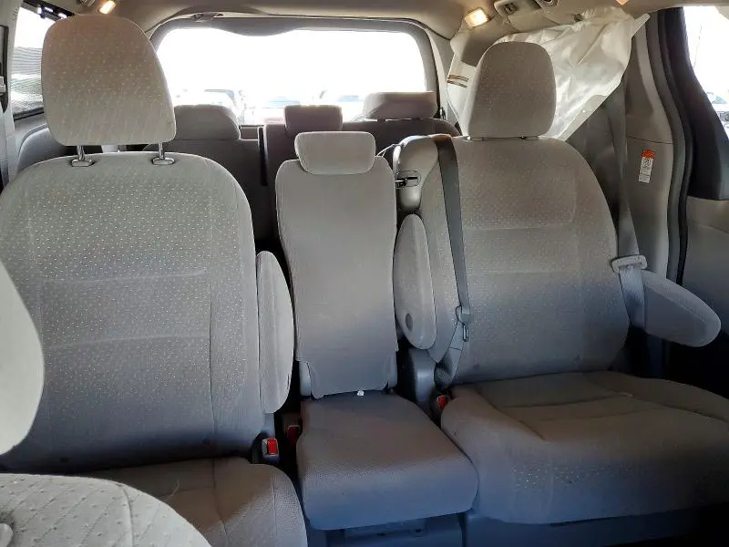 2019 TOYOTA SIENNA LE  