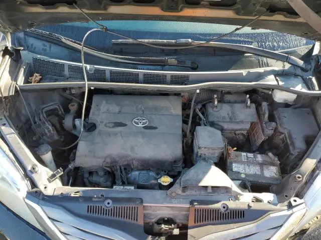 2015 TOYOTA SIENNA LE  