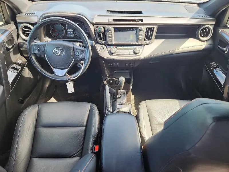 2018 TOYOTA RAV4 SE  