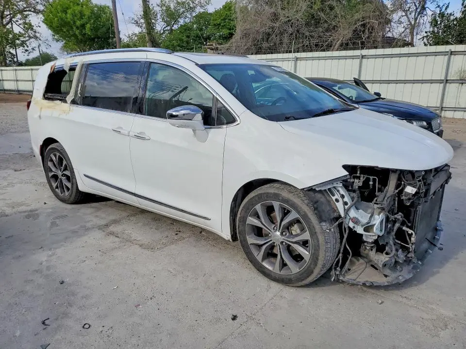 2017 CHRYSLER PACIFICA LIMITED  