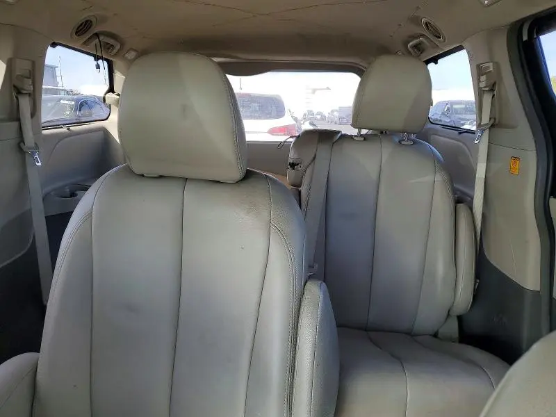 2013 TOYOTA SIENNA LE 8-PASSENGER  