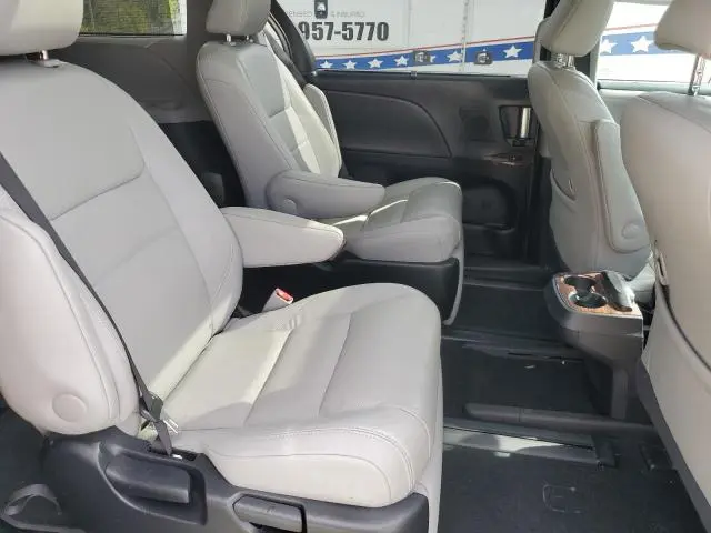 2017 TOYOTA SIENNA XLE  