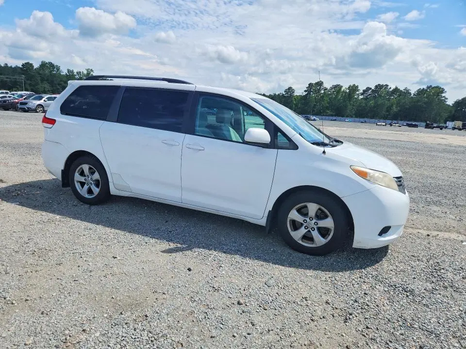 2012 TOYOTA SIENNA LE  
