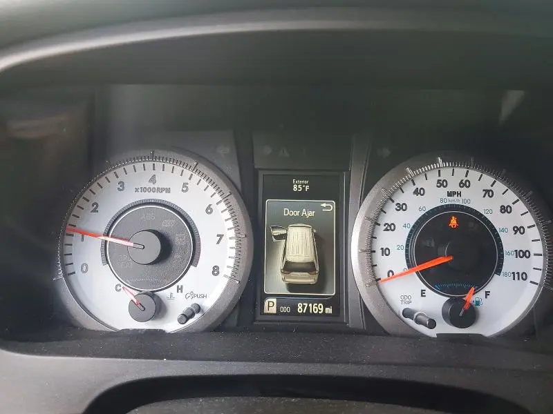 2017 TOYOTA SIENNA SE  