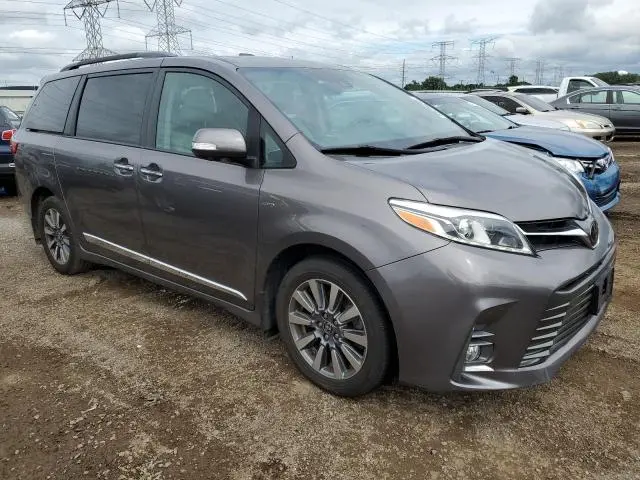 2020 TOYOTA SIENNA XLE  