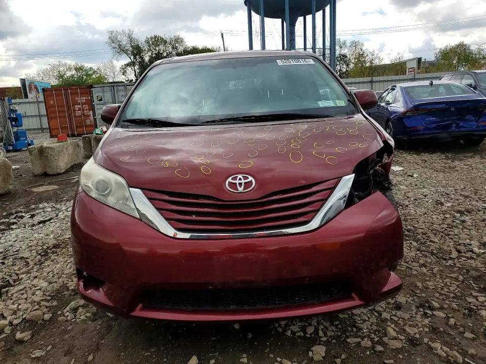 2015 TOYOTA SIENNA LE  