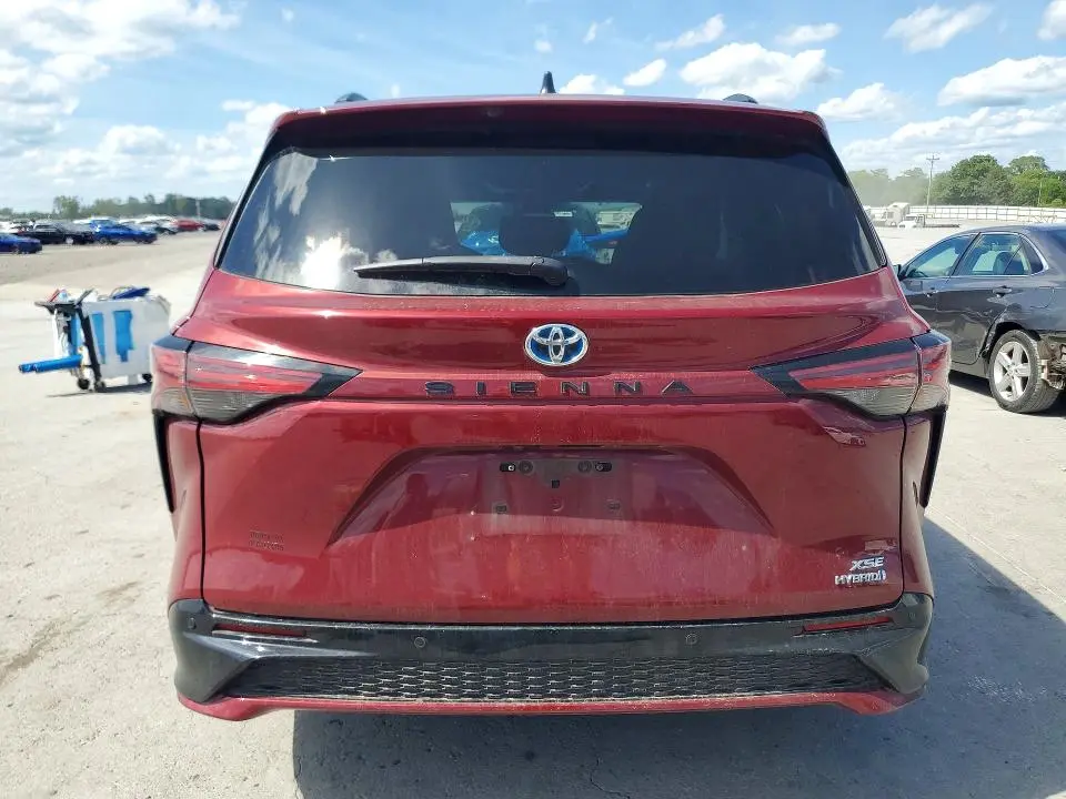 2021 TOYOTA SIENNA XSE  
