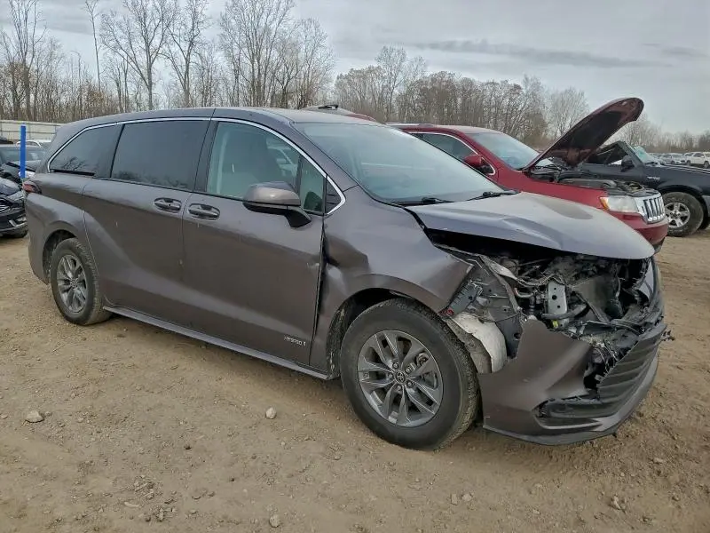 2021 TOYOTA SIENNA LE  