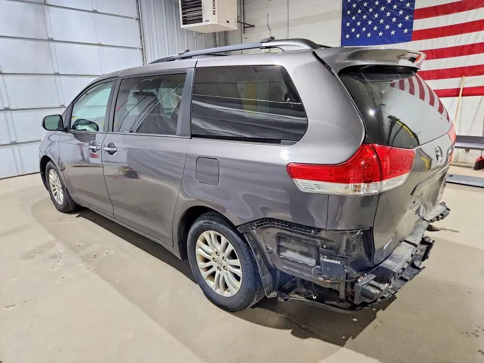 2014 TOYOTA SIENNA XLE 8-PASSENGER  
