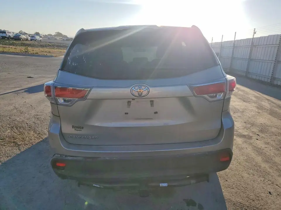 2016 TOYOTA HIGHLANDER LE  