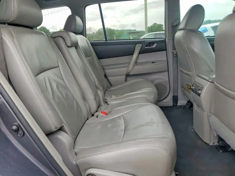 2011 TOYOTA HIGHLANDER SE  