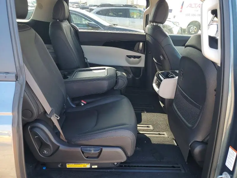 2024 KIA CARNIVAL EX  