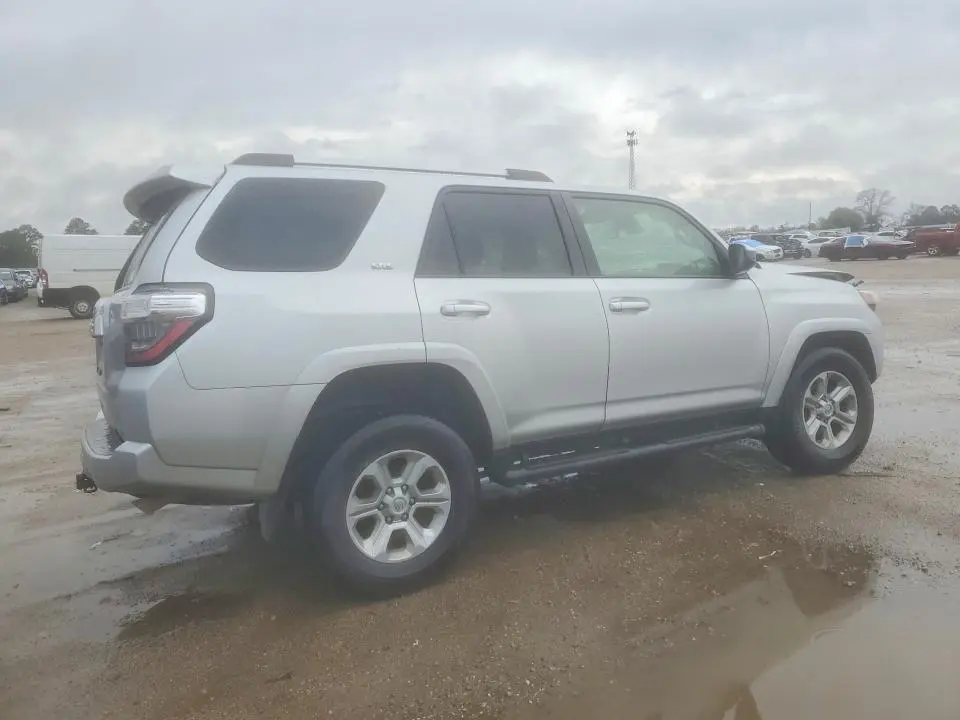 2022 TOYOTA 4RUNNER SR5  