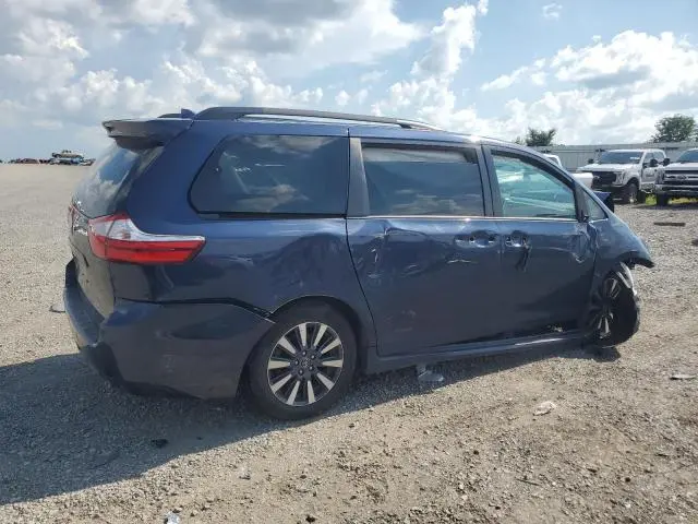 2019 TOYOTA SIENNA XLE  