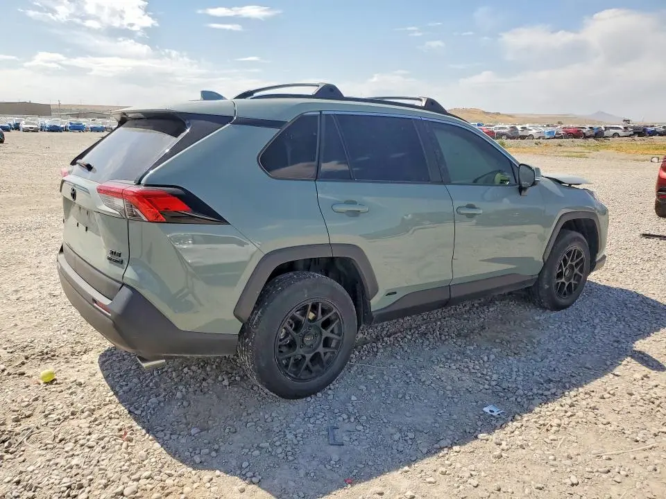 2022 TOYOTA RAV4 XLE  