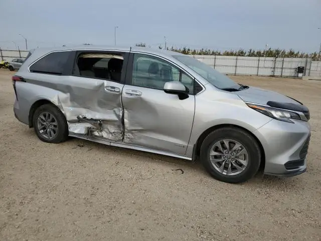 2021 TOYOTA SIENNA LE  