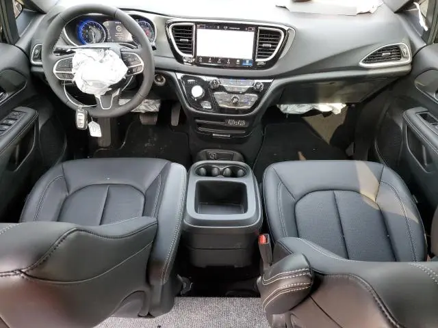 2025 CHRYSLER VOYAGER LX  