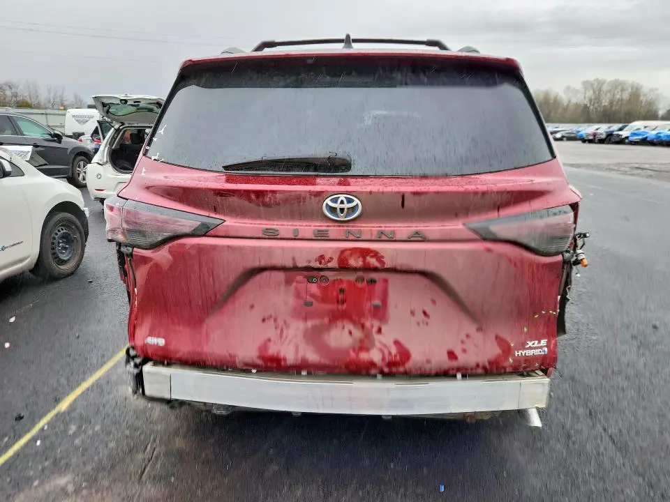2023 TOYOTA SIENNA XLE  
