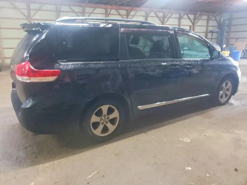 2011 TOYOTA SIENNA   