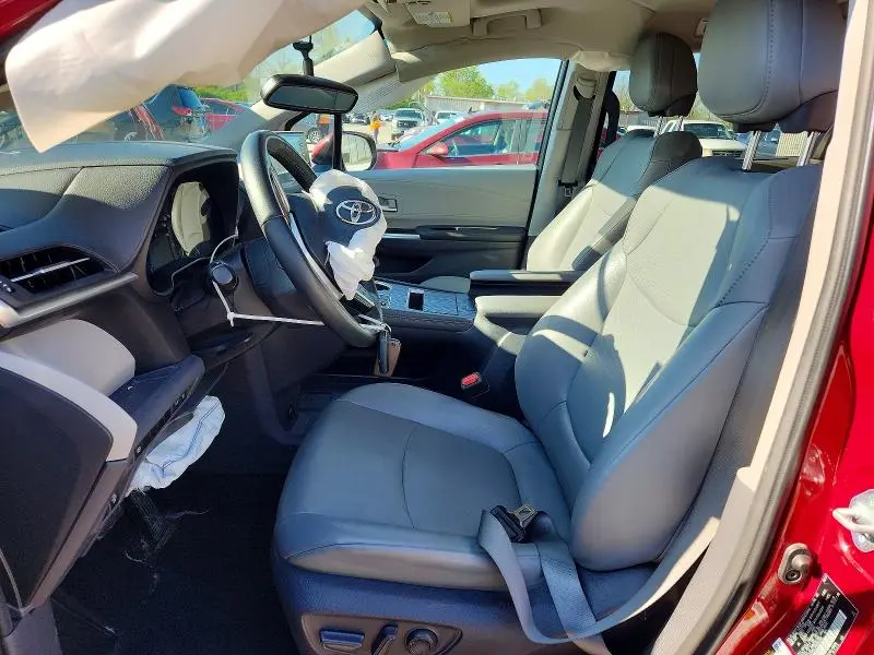 2021 TOYOTA SIENNA XLE  