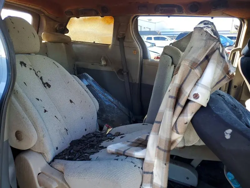 2011 TOYOTA SIENNA LE  