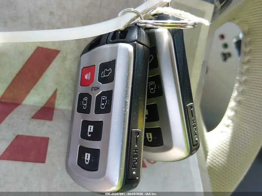 2013 TOYOTA SIENNA XLE V6 8 PASSENGER